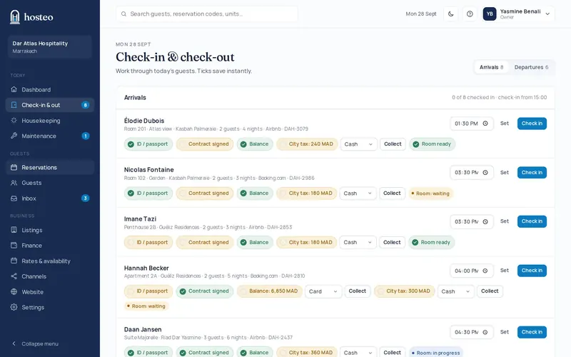 Écran Check-in et check-out d’Hosteo : arrivées du jour avec pièce d’identité, contrat, solde, taxe de séjour et état de la chambre